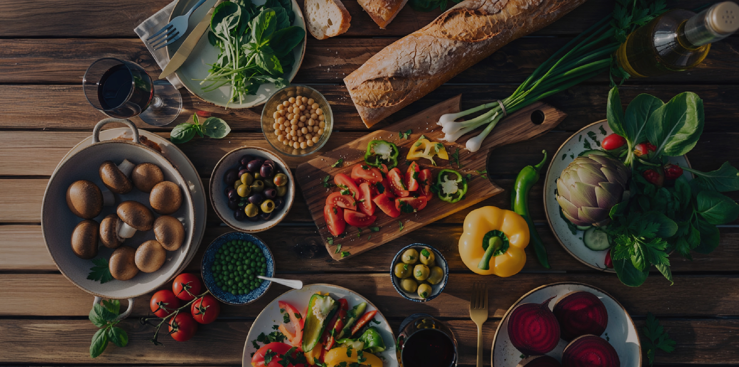 Ποικιλία λαχανικών πάνω σε ξύλινο τραπέζι