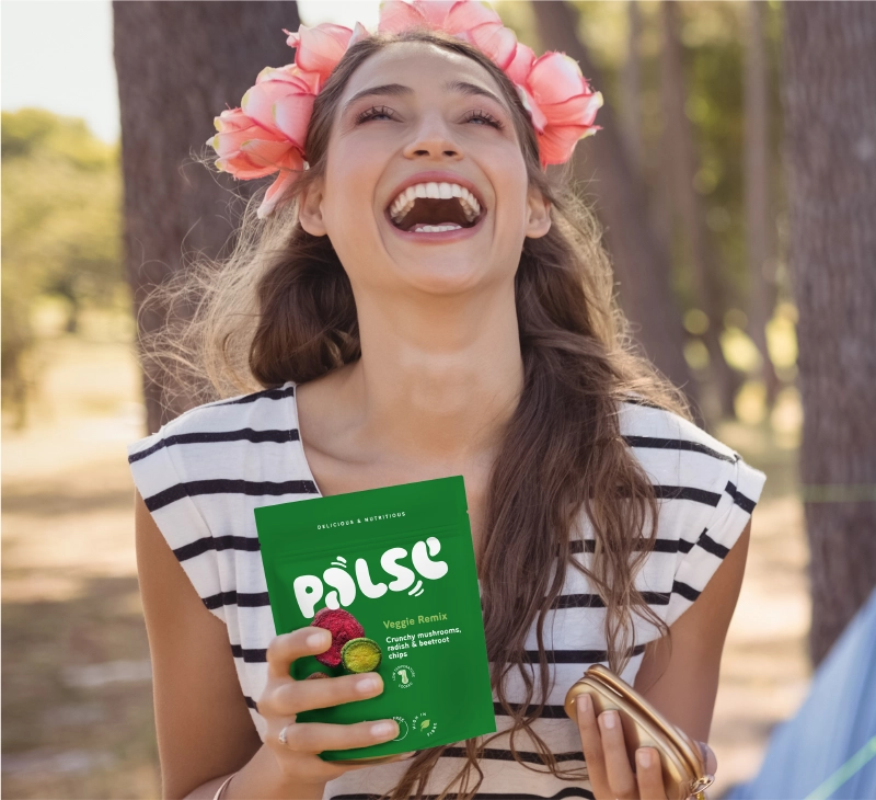 Κορίτσι χαμογελάει και κρατάει palse snack